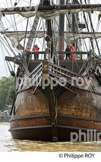 LE GALION   EL GALEON, RASSEMBLEMENT  DE GRANDS VOILIERS DANS  LE PORT DE LA LUNE,  BORDEAUX FETE LE VIN, VILLE DE BORDEAUX. (33F34101.jpg)