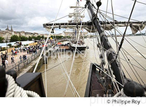 LE GALION   EL GALEON, RASSEMBLEMENT  DE GRANDS VOILIERS DANS  LE PORT DE LA LUNE,  BORDEAUX FETE LE VIN, VILLE DE BORDEAUX. (33F34108.jpg)