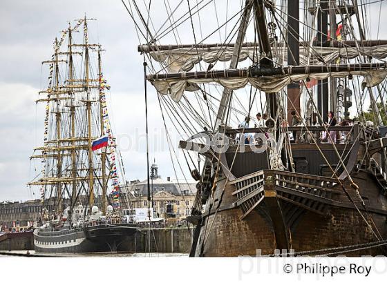 LE GALION   EL GALEON, RASSEMBLEMENT  DE GRANDS VOILIERS DANS  LE PORT DE LA LUNE,  BORDEAUX FETE LE VIN, VILLE DE BORDEAUX. (33F34110.jpg)