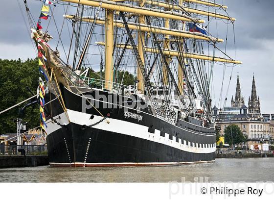 LE KRUZENSHTERN, RASSEMBLEMENT  DE GRANDS VOILIERS DANS  LE PORT DE LA LUNE,  BORDEAUX FETE LE VIN, VILLE DE BORDEAUX. (33F34111.jpg)