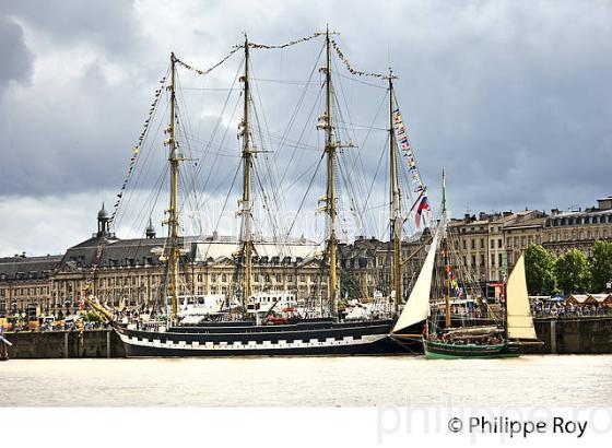 LE KRUZENSHTERN, RASSEMBLEMENT  DE GRANDS VOILIERS DANS  LE PORT DE LA LUNE,  BORDEAUX FETE LE VIN, VILLE DE BORDEAUX. (33F34112.jpg)