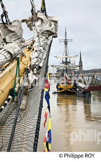 LE KRUZENSHTERN, RASSEMBLEMENT  DE GRANDS VOILIERS DANS  LE PORT DE LA LUNE,  BORDEAUX FETE LE VIN, VILLE DE BORDEAUX. (33F34123.jpg)