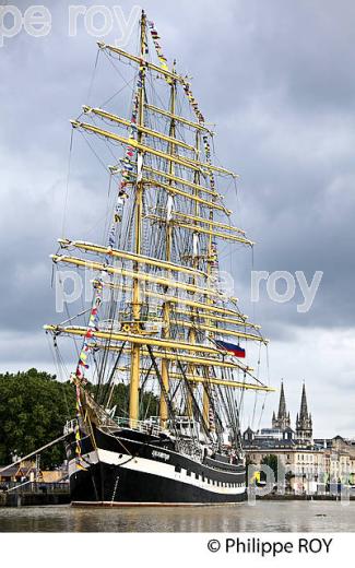 LE KRUZENSHTERN, RASSEMBLEMENT  DE GRANDS VOILIERS DANS  LE PORT DE LA LUNE,  BORDEAUX FETE LE VIN, VILLE DE BORDEAUX. (33F34127.jpg)