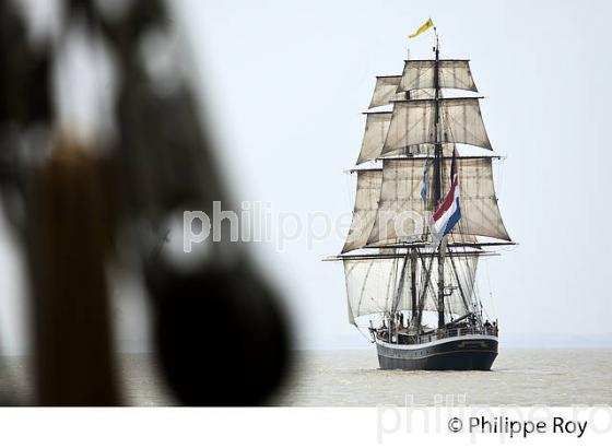 LE  MORGENSTER BRICK NEERLANDAIS, SOUS VOILE DANS L' ESTUAIRE DE LA GIRONDE. (33F34202.jpg)