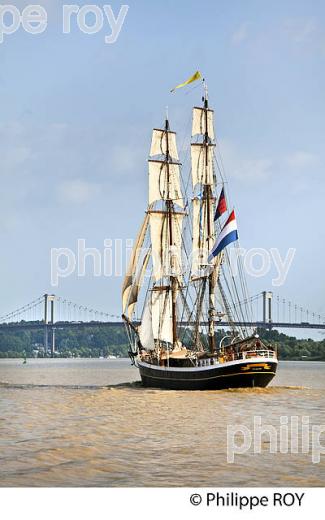 LE  MORGENSTER BRICK NEERLANDAIS, SOUS VOILE DANS L' ESTUAIRE DE LA GIRONDE. (33F34209.jpg)