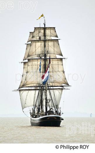 LE  MORGENSTER BRICK NEERLANDAIS, SOUS VOILE DANS L' ESTUAIRE DE LA GIRONDE. (33F34212.jpg)