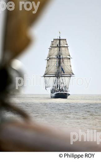 LE  MORGENSTER BRICK NEERLANDAIS, SOUS VOILE DANS L' ESTUAIRE DE LA GIRONDE. (33F34216.jpg)