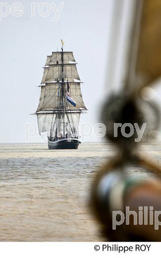 LE  MORGENSTER BRICK NEERLANDAIS, SOUS VOILE DANS L' ESTUAIRE DE LA GIRONDE. (33F34217.jpg)