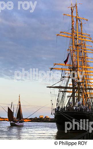 LE BICHE, ANCIEN THONIER, A LA VOILE, ET LE  ET LE BATEAU ECOLE RUSSE KRUZENSHTERN ,  A QUAI DANS LE PRT DE LA LUNE BORDEAUX. (33F34429.jpg)