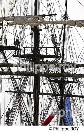 REPLIQUE DE LA FREGATTE L' ETOILE DU ROY  NAVIGANT SUR L' ESTUAIRE DE  LA GIRONDE (33F34430.jpg)