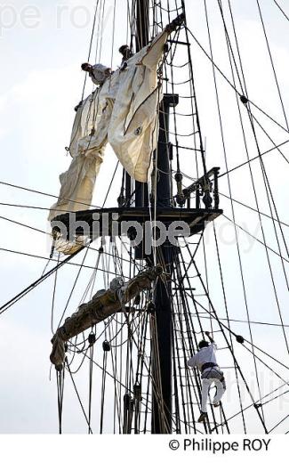 REPLIQUE DE LA FREGATTE L' ETOILE DU ROY  NAVIGANT SUR L' ESTUAIRE DE  LA GIRONDE (33F34431.jpg)