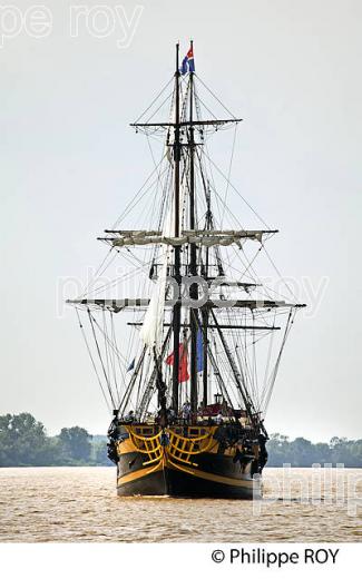 REPLIQUE DE LA FREGATTE L' ETOILE DU ROY  NAVIGANT SUR L' ESTUAIRE DE  LA GIRONDE (33F34436.jpg)