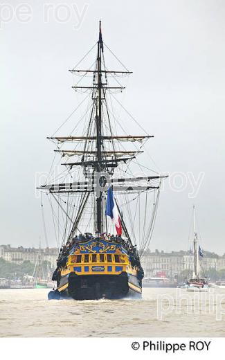 REPLIQUE DE LA FREGATTE L' ETOILE DU ROY  NAVIGANT SUR L' ESTUAIRE DE  LA GIRONDE (33F34437.jpg)