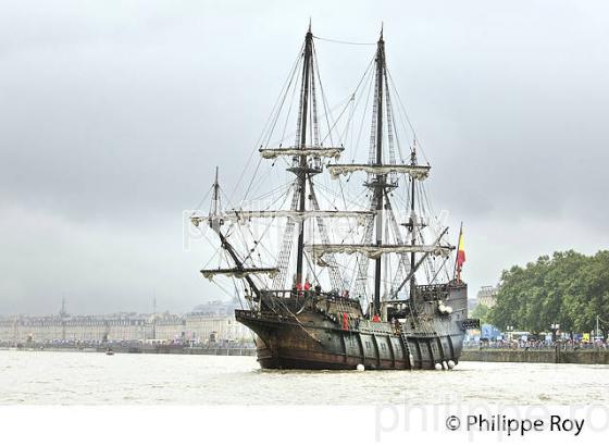 LE GALION   EL GALEON, NAVIGANT SUR LA GARONNE ,RASSEMBLEMENT  DE GRANDS VOILIERS , VILLE DE BORDEAUX. (33F34532.jpg)