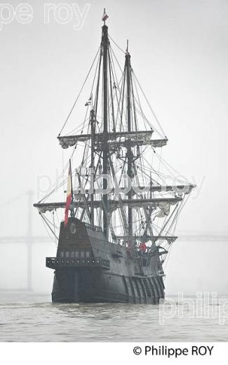 LE GALION   EL GALEON, NAVIGANT SUR LA GARONNE ,RASSEMBLEMENT  DE GRANDS VOILIERS , VILLE DE BORDEAUX. (33F34534.jpg)