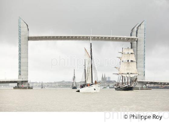 L' ETOILE MOLENE  ET LE MORGENSTER ,  GRANDS VOILIERS SUR LA GARONNE,  PONT  CHABAN DELMAS,  BORDEAUX . (33F34537.jpg)