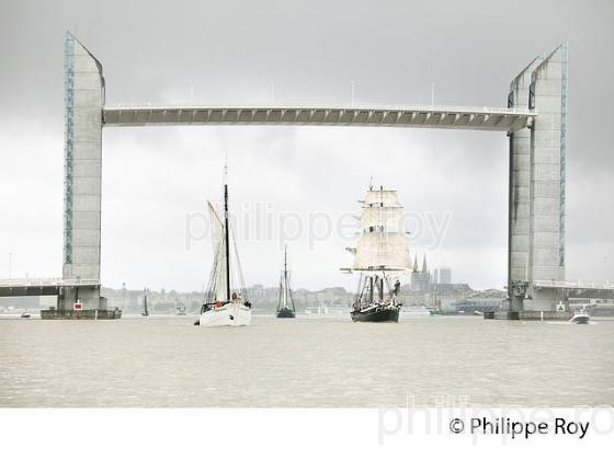 L' ETOILE MOLENE  ET LE MORGENSTER ,  GRANDS VOILIERS SUR LA GARONNE,  PONT  CHABAN DELMAS,  BORDEAUX . (33F34538.jpg)