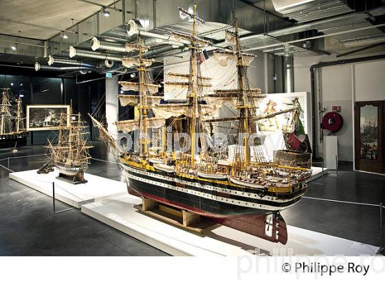 SALLE D' EXPOSITION , MAQUETTES DE BATEAUX,  MUSEE MER MARINE ,  BORDEAUX, GIRONDE. (33F34701.jpg)