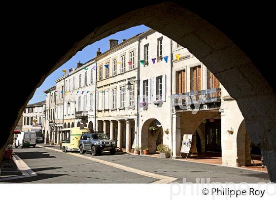 ARCADES DE LA BASTIDE DE MONSEGUR, ENTRE DEUX MERS, GIRONDE. (33F35223.jpg)