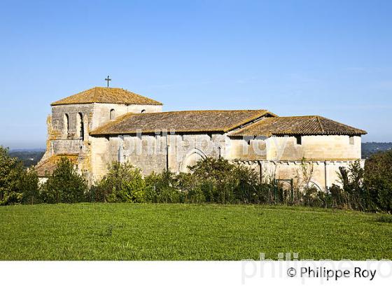 EGLISE ROMANE, VILLAGE FORTIFIE DE  PUJOLS, ENTRE DEUX MERS, GIRONDE. (33F35302.jpg)