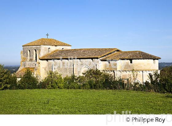 EGLISE ROMANE, VILLAGE FORTIFIE DE  PUJOLS, ENTRE DEUX MERS, GIRONDE. (33F35302.jpg)