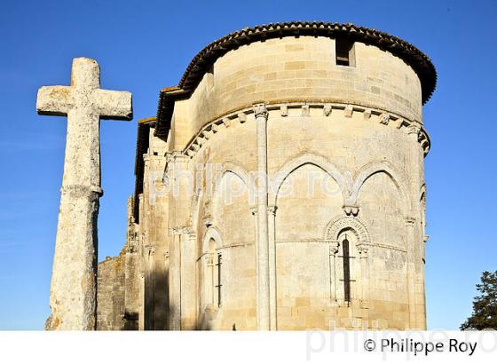 EGLISE ROMANE, VILLAGE FORTIFIE   DE PUJOLS, ENTRE DEUX MERS, GIRONDE. (33F35303.jpg)