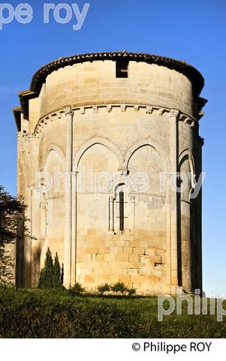 EGLISE ROMANE, VILLAGE FORTIFIE   DE PUJOLS, ENTRE DEUX MERS, GIRONDE. (33F35305.jpg)