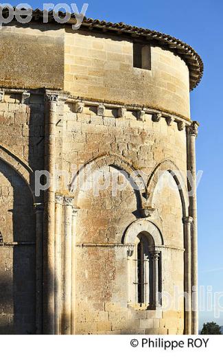 EGLISE ROMANE, VILLAGE FORTIFIE   DE PUJOLS, ENTRE DEUX MERS, GIRONDE. (33F35307.jpg)