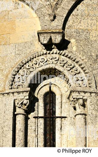 EGLISE ROMANE, VILLAGE FORTIFIE   DE PUJOLS, ENTRE DEUX MERS, GIRONDE. (33F35308.jpg)