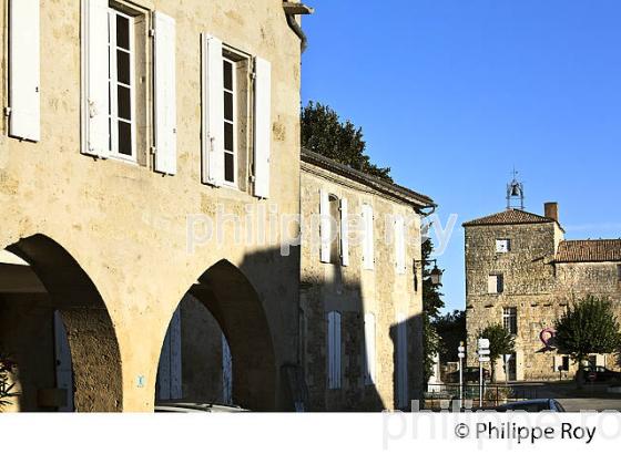 CHATEAU MEDIEVAL ,  VILLAGE FORTIFIE   DE PUJOLS, ENTRE DEUX MERS, GIRONDE. (33F35317.jpg)