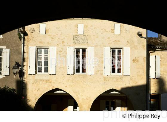 VILLAGE FORTIFIE   DE PUJOLS, ENTRE DEUX MERS, GIRONDE. (33F35319.jpg)