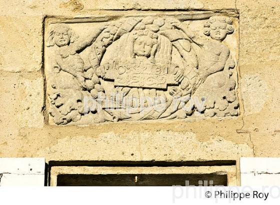 VILLAGE FORTIFIE   DE PUJOLS, ENTRE DEUX MERS, GIRONDE. (33F35320.jpg)