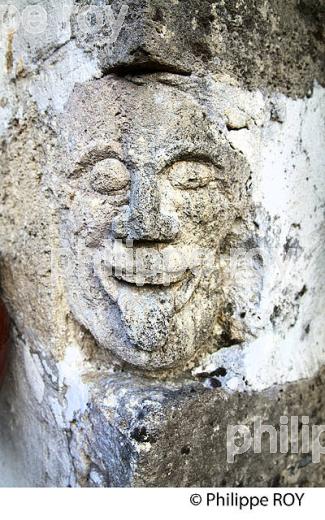 SCULPTURE GROTESQUE SUR MUR DE MAISON,  VILLAGE D'  UZESTE, SUD-GIRONDE. (33F35404.jpg)