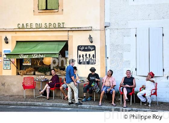 LE CAFE DES SPORTS, VILLAGE D'  UZESTE, SUD-GIRONDE. (33F35408.jpg)