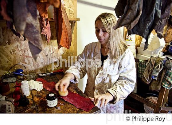 TANNERIE DE PEAUX DE POISSON , FEMER, BASSIN D' ARCACHON, GIRONDE. (33F35601.jpg)