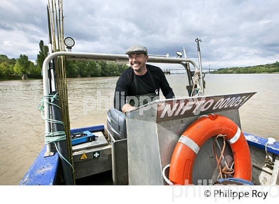 PECHEUR SUR LA GARONNE, PORT DE VILLE DE BORDEAUX, GIRONDE. (33F35618.jpg)