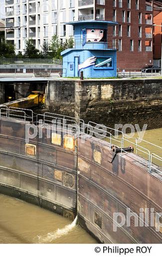 GRAFFITI, STREET ART, QUARTIER DE BACALAN, BORDEAUX, GIRONDE. (33F35930.jpg)
