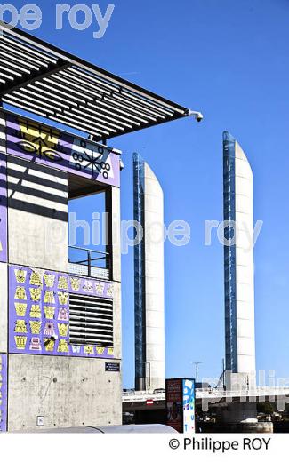 CAP SCIENCES ET PONT CHABAN DELMAS , VILLE DE BORDEAUX, GIRONDE. (33F36419.jpg)