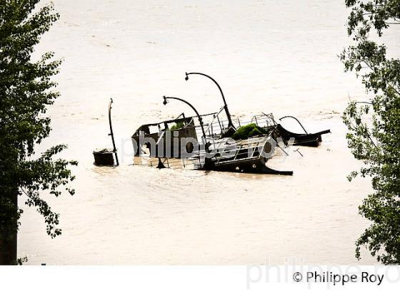 EPAVE DE  BATEAU; CITE DE BOURG SUR GIRONDE, ESTUAIRE DE LA GIRONDE,  GIRONDE. (33F36837.jpg)