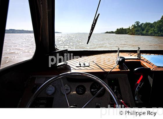 TOURISME FLUVIAL, GAURIAC, ESTUAIRE DE LA GIRONDE. (33F36840.jpg)