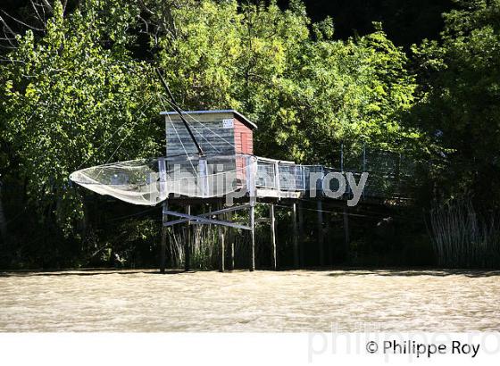 CARRELET DE PECHE, ROUTE DE LA CORNICHE, ESTUAIRE DE LA GIRONDE, GAURIAC, GIRONDE. (33F36913.jpg)