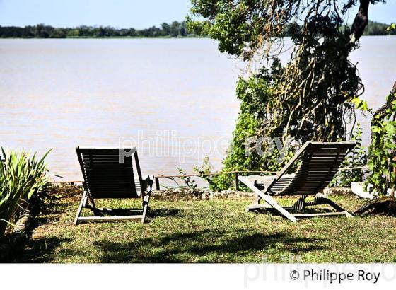 JARDIN PARTICULIER,  CORNICHE DE GIRONDE, ESTUAIRE DE LA GIRONDE, BAYON, GIRONDE. (33F37018.jpg)