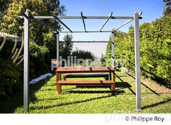 JARDIN PARTICULIER,  CORNICHE DE GIRONDE, ESTUAIRE DE LA GIRONDE, BAYON, GIRONDE. (33F37019.jpg)
