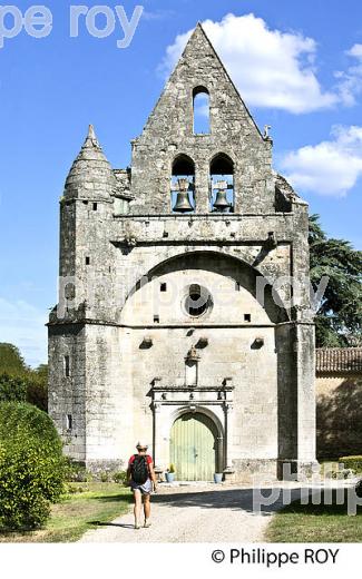EGLISE ROMANE, VILLAGE DE FONTET, VALLEE DE LA GARONNE, REOLAIS, SUD  GIRONDE. (33F37324.jpg)