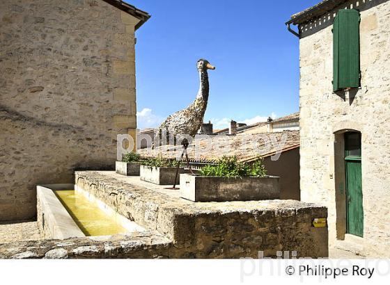 VILLAGE FORTIFIE DE PELLEGRUE, ENTRE DEUX MERS,  GIRONDE. (33F37630.jpg)