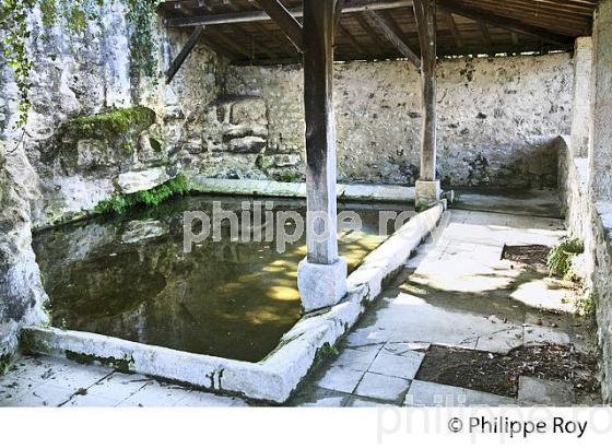 VILLAGE FORTIFIE DE PELLEGRUE, ENTRE DEUX MERS,  GIRONDE. (33F37708.jpg)