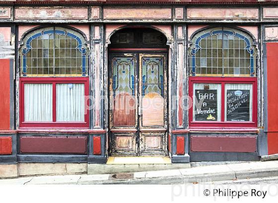 DESERTIFICATION DE LA CAMPAGNE, VILLAGE FORTIFIE DE PELLEGRUE, ENTRE DEUX MERS,  GIRONDE. (33F37713.jpg)