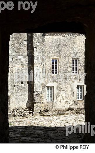 ANCIENNE ABBAYE, VILLAGE FORTIFIE DE SAINTE FERME, ENTRE DEUX MERS,  GIRONDE. (33F37734.jpg)