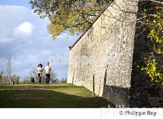 LE  VILLAGE FORTIFIE DE  MONSEGUR, ENTRE DEUX MERS,  GIRONDE. (33F37812.jpg)