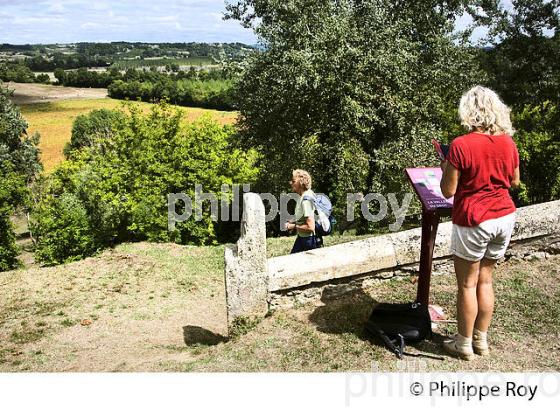 LE  VILLAGE FORTIFIE DE  MONSEGUR, ENTRE DEUX MERS,  GIRONDE. (33F37813.jpg)
